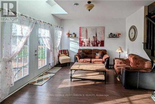 6218 Shannon Lane, Stormont, Dundas And Glengarry, ON - Indoor Photo Showing Living Room