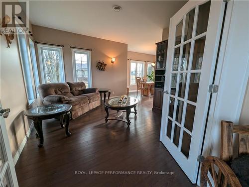 6218 Shannon Lane, Stormont, Dundas And Glengarry, ON - Indoor Photo Showing Living Room