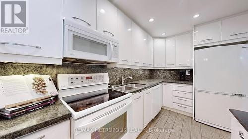 357 - 16B Elgin Street, Markham, ON - Indoor Photo Showing Kitchen With Double Sink