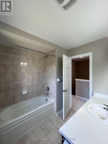 28 - 755 Linden Drive, Cambridge, ON - Indoor Photo Showing Bathroom