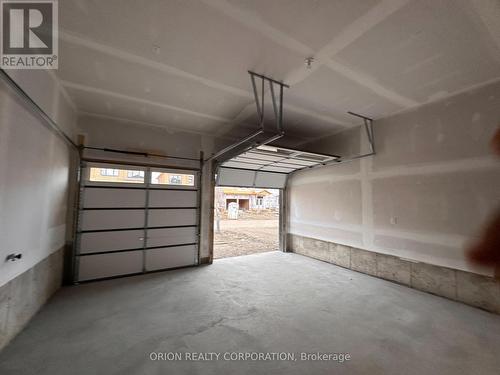 21 Kingsbury Trail, Barrie, ON - Indoor Photo Showing Garage