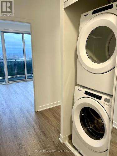 1706 - 2215 Sheridan Park Drive, Mississauga, ON - Indoor Photo Showing Laundry Room