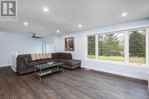 38 Minonen Road, Georgina, ON - Indoor Photo Showing Living Room