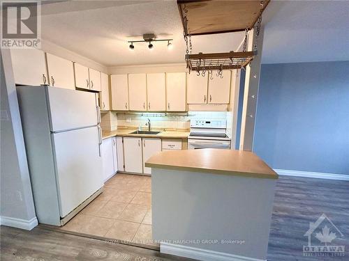 1009 - 3100 Carling Avenue, Ottawa, ON - Indoor Photo Showing Kitchen