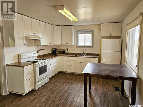 109 Kaufman Street, Hodgeville, SK - Indoor Photo Showing Kitchen With Double Sink