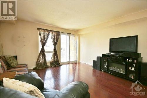 552 Chapman Mills Drive Unit#A, Ottawa, ON - Indoor Photo Showing Living Room