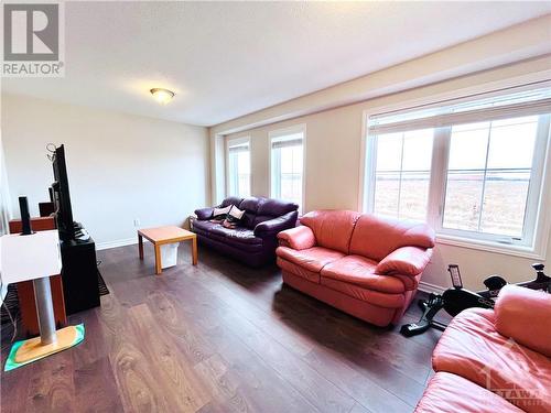 1714 Maple Grove Road, Ottawa, ON - Indoor Photo Showing Living Room