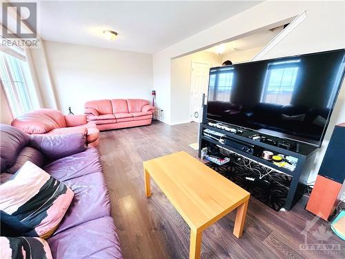 1714 Maple Grove Road, Ottawa, ON - Indoor Photo Showing Living Room