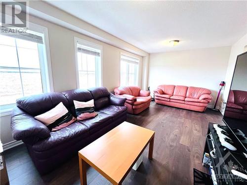 1714 Maple Grove Road, Ottawa, ON - Indoor Photo Showing Living Room