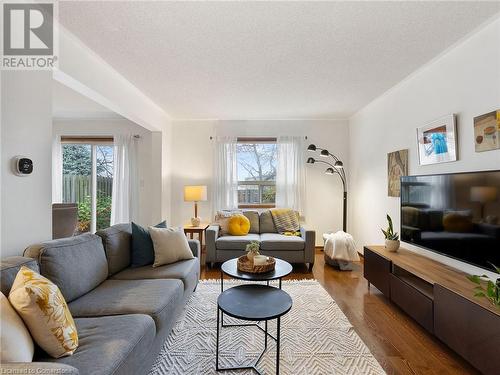 219 Bay Street N, Hamilton, ON - Indoor Photo Showing Living Room