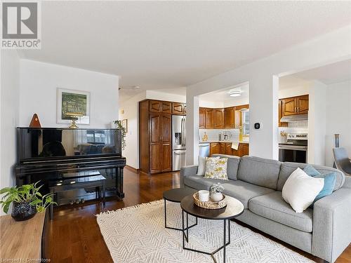 219 Bay Street N, Hamilton, ON - Indoor Photo Showing Living Room