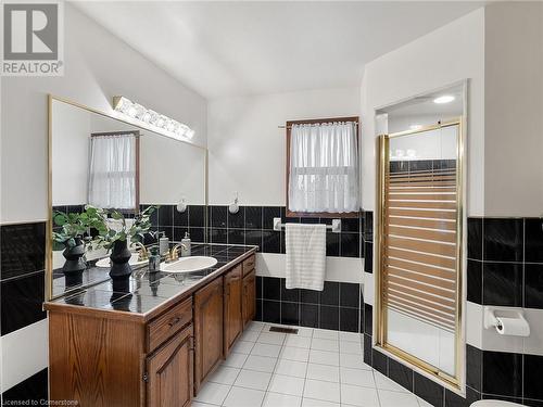 219 Bay Street N, Hamilton, ON - Indoor Photo Showing Bathroom