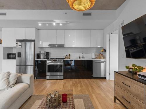 Living room - 401-4220 Rue Augustin-Frigon, Montréal (Rosemont/La Petite-Patrie), QC - Indoor Photo Showing Kitchen With Upgraded Kitchen