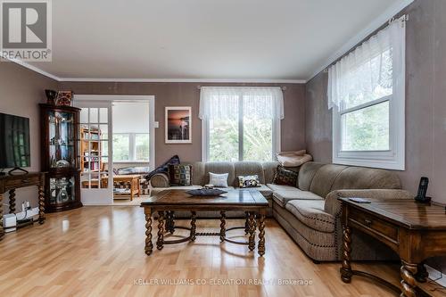 1914 Rosemount Road, Tay, ON - Indoor Photo Showing Living Room