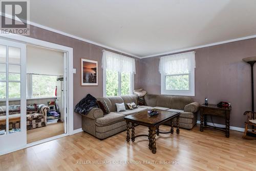 1914 Rosemount Road, Tay, ON - Indoor Photo Showing Living Room