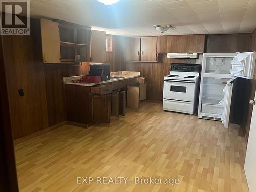 10 Glendale Avenue, Brampton, ON - Indoor Photo Showing Kitchen