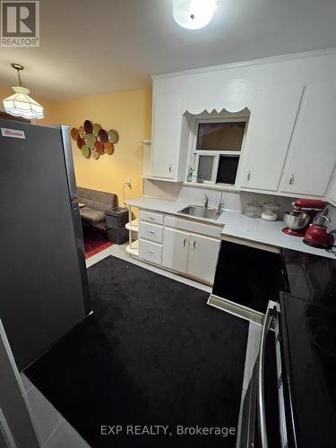 10 Glendale Avenue, Brampton, ON - Indoor Photo Showing Kitchen