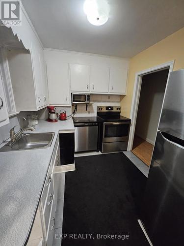 10 Glendale Avenue, Brampton, ON - Indoor Photo Showing Kitchen