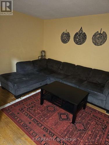 10 Glendale Avenue, Brampton, ON - Indoor Photo Showing Living Room