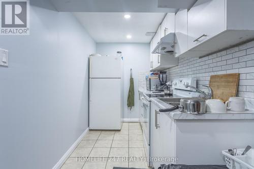 7138 Village Walk E, Mississauga, ON - Indoor Photo Showing Kitchen