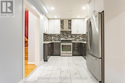 7138 Village Walk E, Mississauga, ON - Indoor Photo Showing Kitchen