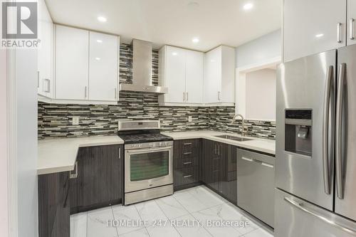 7138 Village Walk E, Mississauga, ON - Indoor Photo Showing Kitchen With Double Sink With Upgraded Kitchen