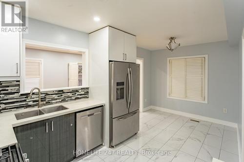 7138 Village Walk E, Mississauga, ON - Indoor Photo Showing Kitchen With Double Sink