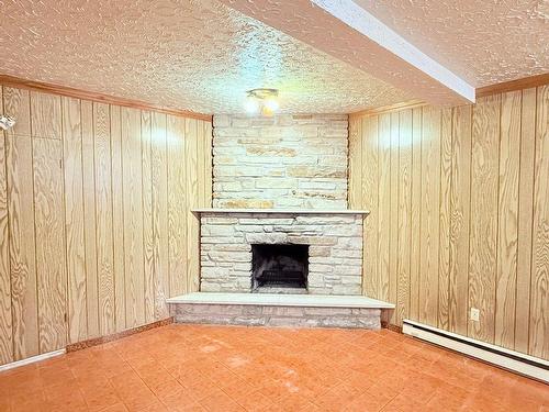 Salle familiale - 6924 Av. Léon-Trépanier, Montréal (Ahuntsic-Cartierville), QC - Indoor Photo Showing Other Room With Fireplace