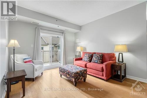 409 - 151 Potts, Ottawa, ON - Indoor Photo Showing Living Room