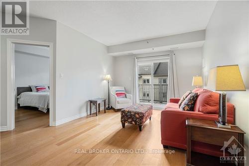 409 - 151 Potts, Ottawa, ON - Indoor Photo Showing Living Room