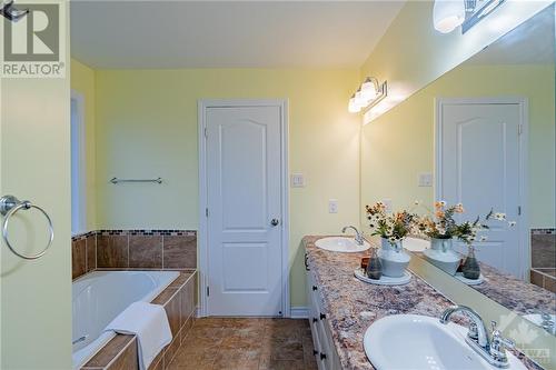 21 Orange Blossom Private, Gloucester, ON - Indoor Photo Showing Bathroom