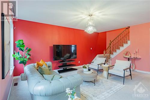 21 Orange Blossom Private, Gloucester, ON - Indoor Photo Showing Living Room