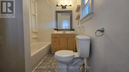 558 Quebec Street, Hamilton, ON - Indoor Photo Showing Bathroom