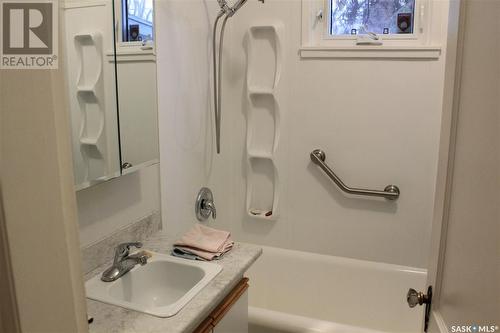 1925 Lorne Avenue, Saskatoon, SK - Indoor Photo Showing Bathroom