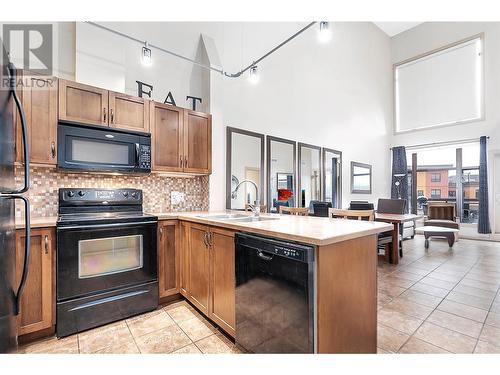 654 Cook Road Unit# 605, Kelowna, BC - Indoor Photo Showing Kitchen With Double Sink