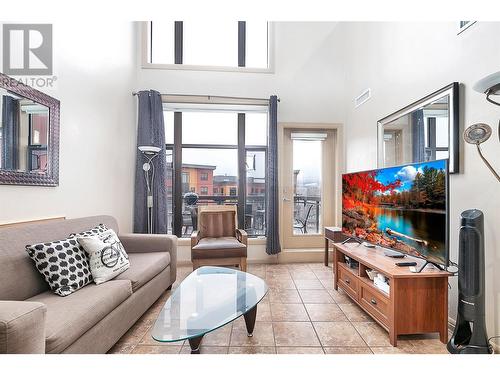 654 Cook Road Unit# 605, Kelowna, BC - Indoor Photo Showing Living Room