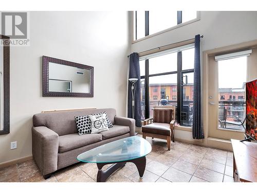 654 Cook Road Unit# 605, Kelowna, BC - Indoor Photo Showing Living Room