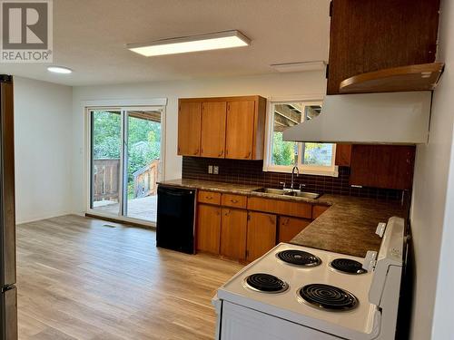 3371 Hamilton Avenue, Vanderhoof, BC - Indoor Photo Showing Kitchen