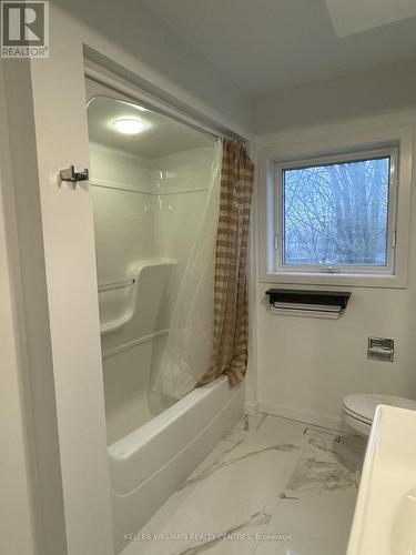 Upper - 146 Carlson Drive, Newmarket, ON - Indoor Photo Showing Bathroom