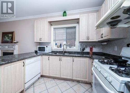 148 Toporowski Avenue, Richmond Hill, ON - Indoor Photo Showing Kitchen