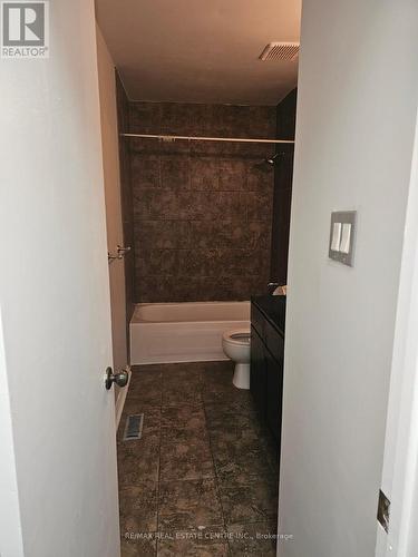 Upper - 17 Renny Crescent, London, ON - Indoor Photo Showing Bathroom