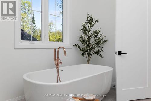 14 St Georges Court, Huntsville, ON - Indoor Photo Showing Bathroom