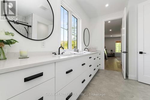 14 St Georges Court, Huntsville, ON - Indoor Photo Showing Bathroom