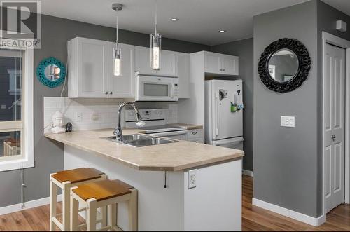 6822 Madrid Way Unit# 310, Kelowna, BC - Indoor Photo Showing Kitchen