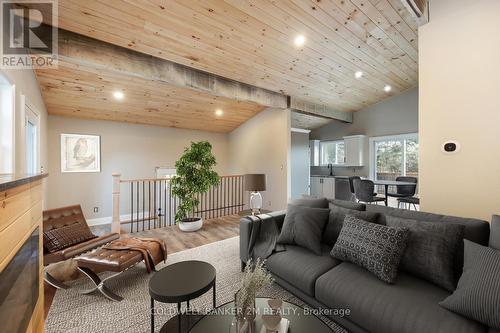 122 Mcgill Drive, Kawartha Lakes, ON - Indoor Photo Showing Living Room