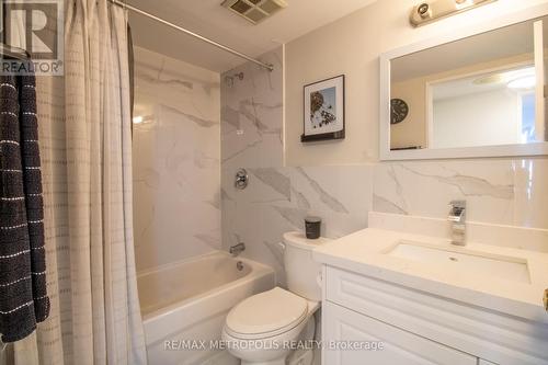 801 - 430 Mclevin Avenue, Toronto, ON - Indoor Photo Showing Bathroom