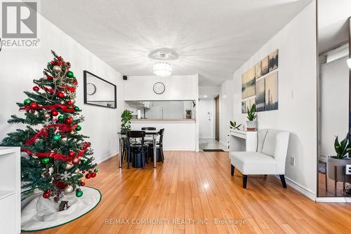 713 - 10 Martha Eaton Way, Toronto, ON - Indoor Photo Showing Living Room