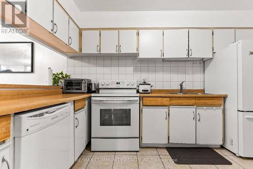 713 - 10 Martha Eaton Way, Toronto, ON - Indoor Photo Showing Kitchen