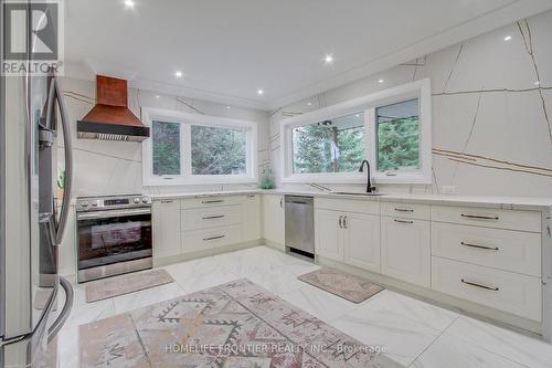 177 Hedge Road, Georgina, ON - Indoor Photo Showing Kitchen With Upgraded Kitchen