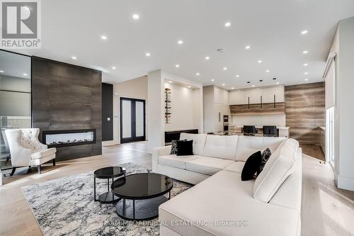 1019 Strathy Avenue, Mississauga, ON - Indoor Photo Showing Living Room